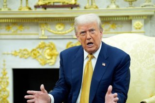 Donald Trump s'est emporté contre Barack Obama, alors qu'il recevait le président philippin dans le bureau ovale. KEYSTONE/EPA/YURI GRIPAS / POOL